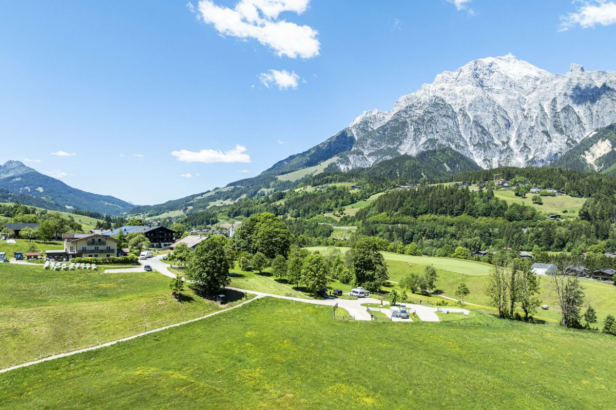 Wohnmobilstellplätze auf der Wiese am Pöchtlhof mit Bergpanorama in Leogang