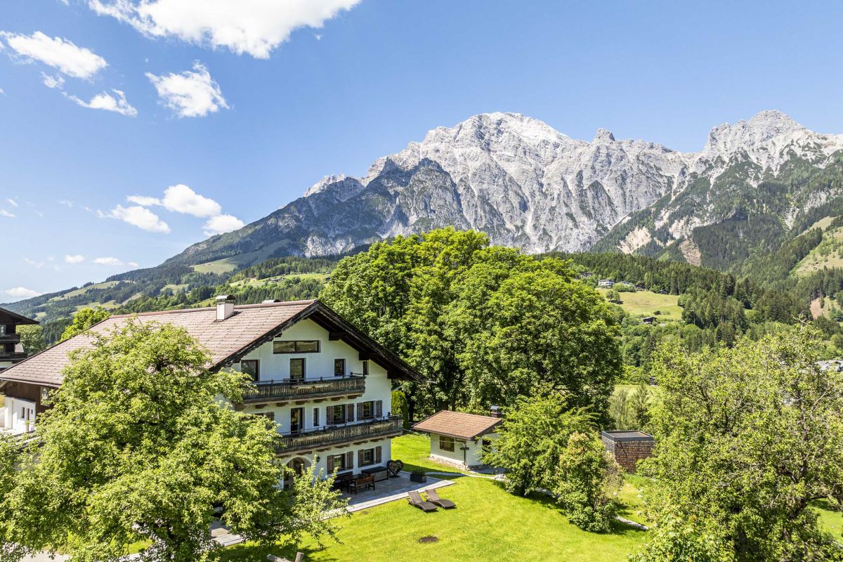 Pöchtlhof mit Spielwiese und Leoganger Bergkulisse