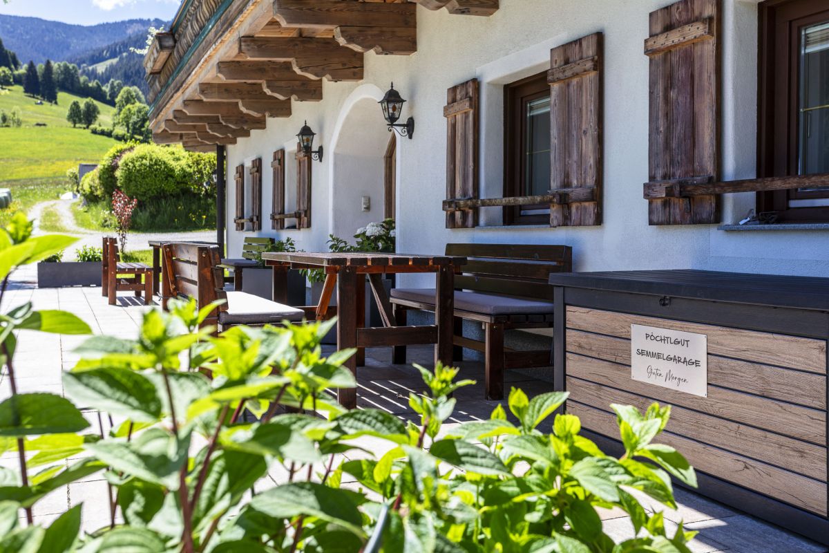 Terrasse mit Blumen am Pöchtlhof in Leogang