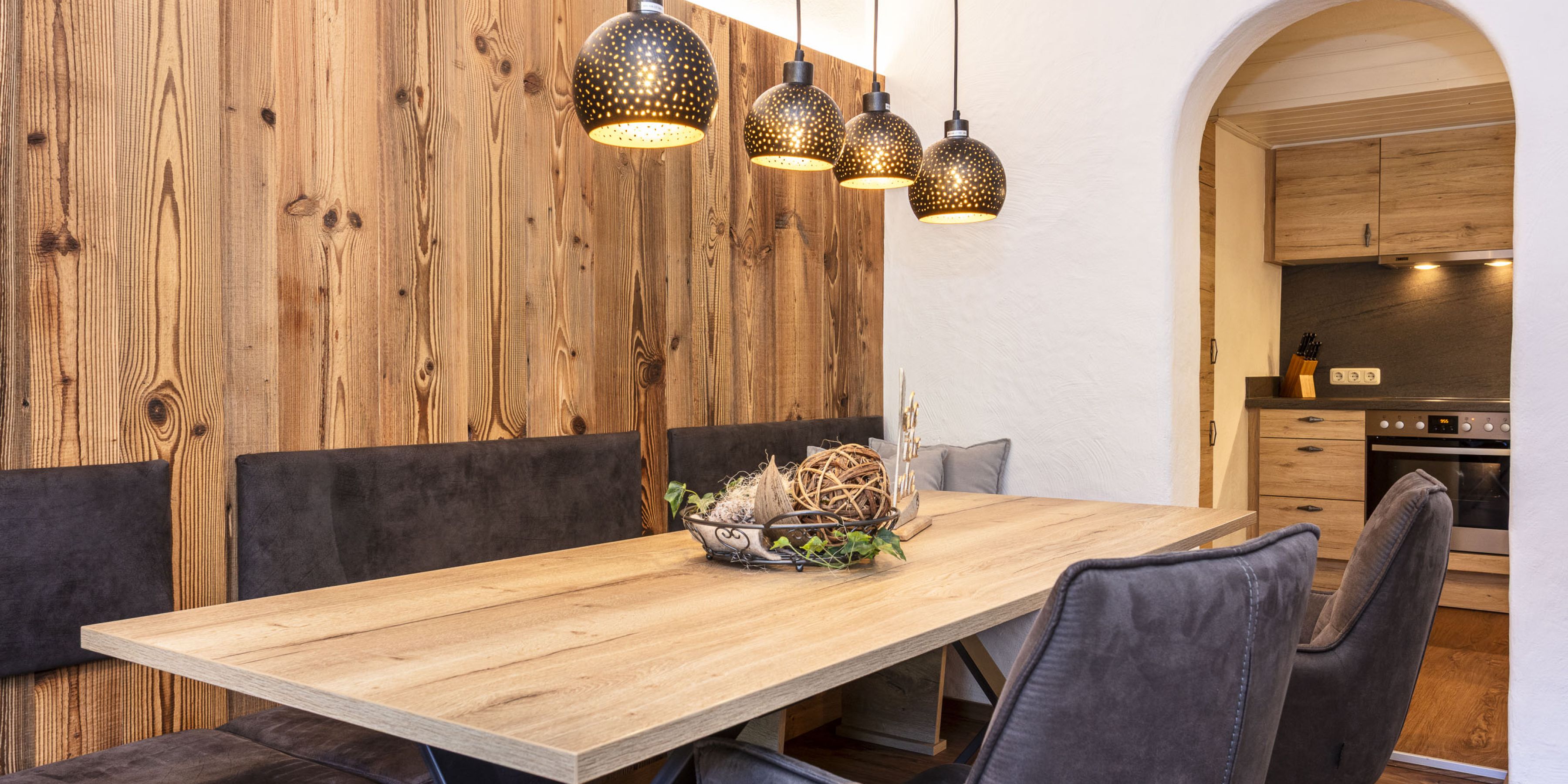 Esstisch rundbogen Wohnraum Bergsonne Ferienwohnung am Pöchtlhof in Leogang