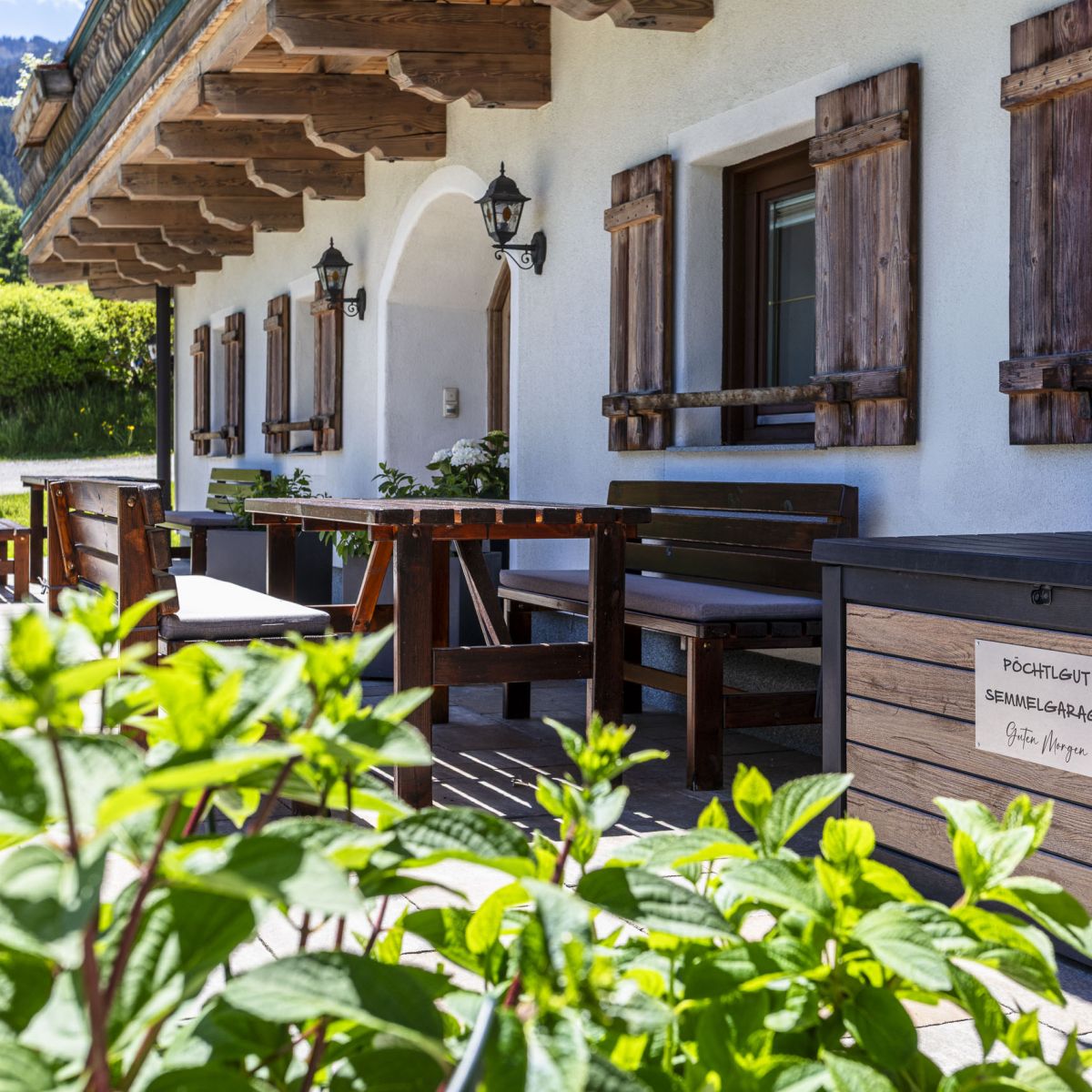 Terrasse mit Blumen am Pöchtlhof in Leogang